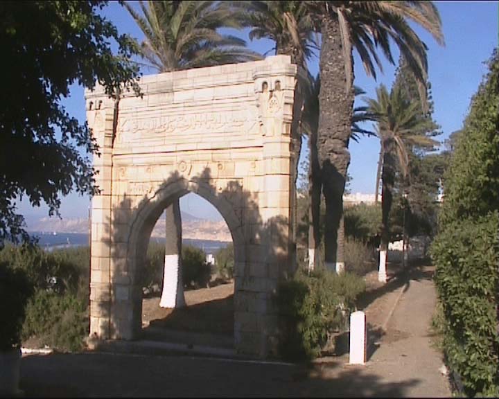 Porte du caravansrail  la Promenade du Gnral de Ltang (aujoud'hui Ibn Badis)